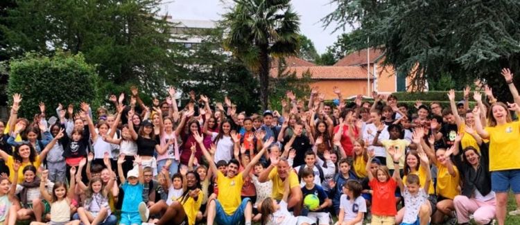 Supernova colonie de vacances adolescente sur la plage basque contente initiation au surf